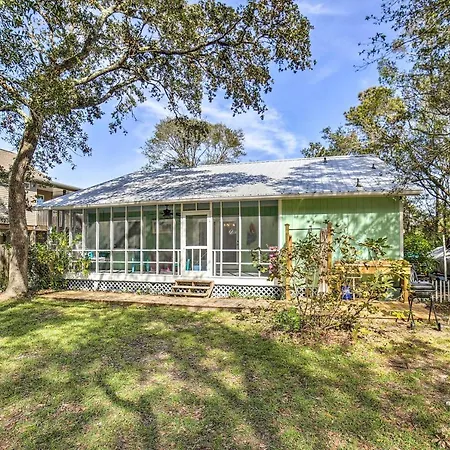 Oak Island Home With Yard Less Than 1 Mi To The Beach!